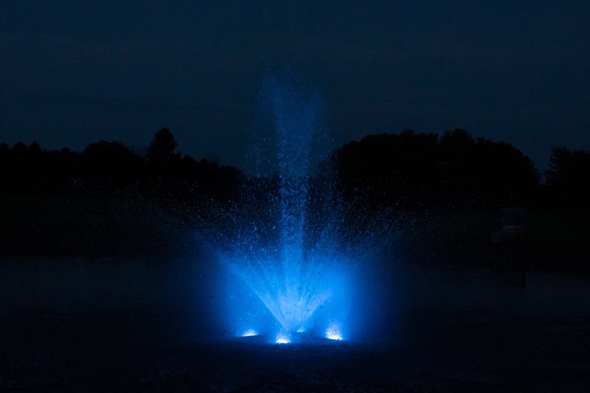 AquaMaster Masters Series 1HP Fountain – Crown and Wide Geyser – No Lights – Fountain Depot
